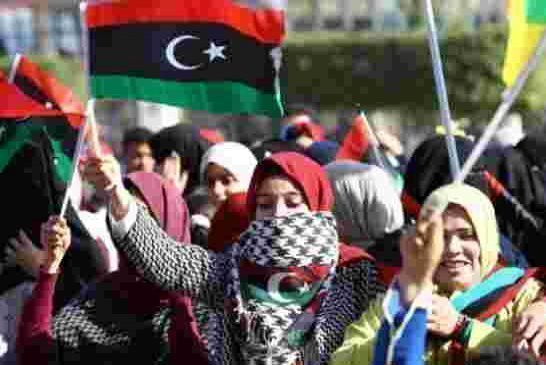 الليبيون يحتفلون بثورة أطاحت الاستبداد وفرضت الانقسام