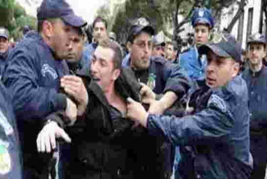 صفعات رجال الشرطة لطالب جامعي في تظاهرة تثير ضجة و تدفع وزير الداخلية إلى التعليق على الموضوع