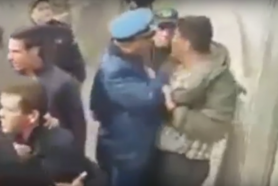وزير الداخلية الجزائري نور الدين بدوي يفصل الشرطي الذي صفع طالباً جامعياً خلال مظاهرة