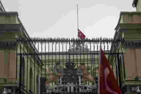 إردوغان يصعد التوتر مع هولندا ويصفها بجمهورية الموز ورفع العلم التركي أعلى مبنى القنصلية الهولندية ف