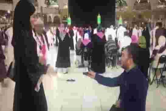 جدل على مواقع التواصل بعد جلوس شاب على ركبتيه عارضاً الزواج على فتاة أمام الكعبة