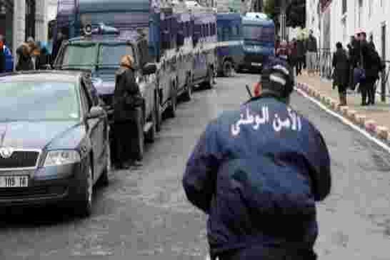 الجزائر تفكك خلية لتجنيد مقاتلين “للدولة الاسلامية” بسوريا تتراوح أعمارهم بين 19 و56 عاما