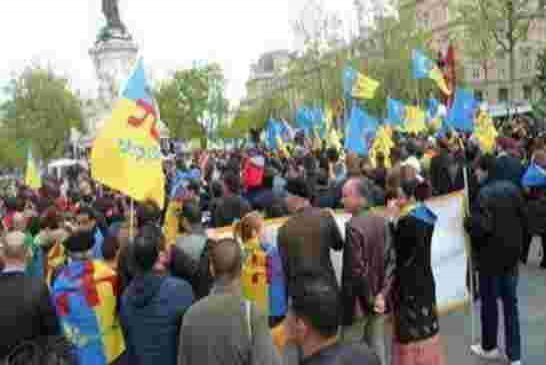 Les independantistes kabyles envahissent la place de la Bastille à Paris