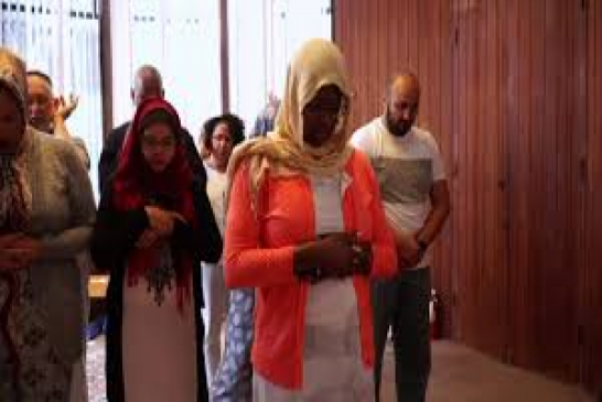 أول مسجد مختلط يصلي فيه الرجال والنساء معًا على الطريقة الأمريكية