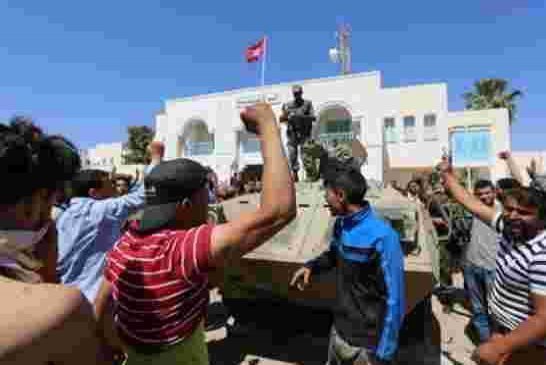 وفاة أحد المتظاهرين بعدما صدمته سيارة تابعة لقوات الدرك يزيد حالة الاحتقان في جنوب تونس