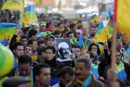 مبادرة وساطة لشخصيات مغربية عامة تدعو لحوار مع قادة الاحتجاجات لحل الأزمة في الحسيمة
