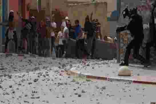 حراك الريف بدأ يفقد زخمه وتعاطف المغاربة بسبب الرسائل المتناقضة بين السلمية والحجارة