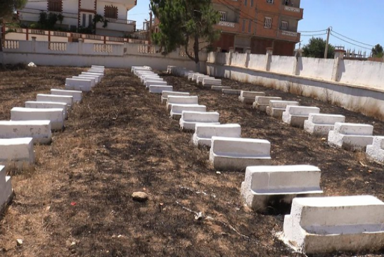 مجهولون يحرقون مقبرة الشهداء