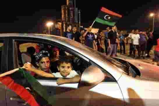 خروج الآلاف من أهالي بنغازي إلى الشوارع يحتفلون بنصر طال انتظاره