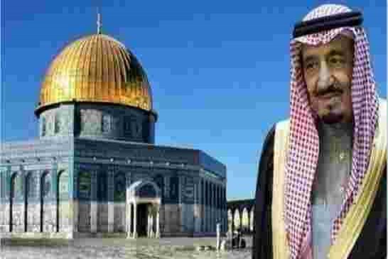 ردًا على كذب السلطات السعودية هتافات “يسقط آل سعود” تصدح أبواب المسجد الاقصى