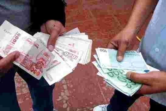 الدينار ينهار لأقل مستوى له منذ أعوام مقابل الأورو