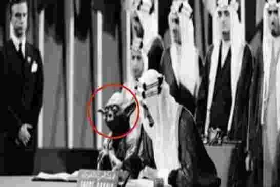 القصة الحقيقية وراء صورة الملك فيصل مع كائن فضائي خلال توقيع ميثاق الأمم المتحدة
