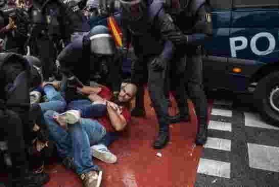 رصاص مطاطي في ارجاء برشلونة يحول عرس الديموقراطية الى مواجهات
