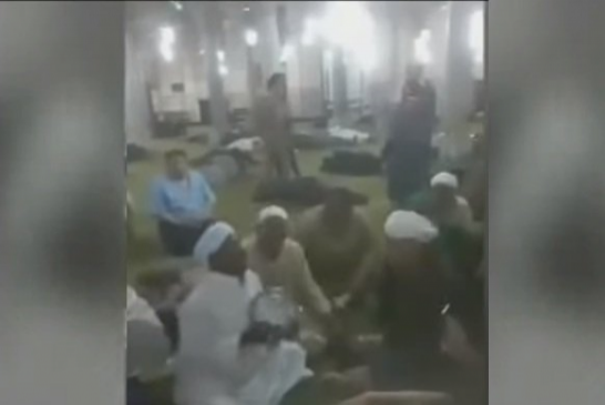 فقط في مصر السيسي .. وصلة رقص داخل المسجد على أنغام أغنية لفريد الأطرش!