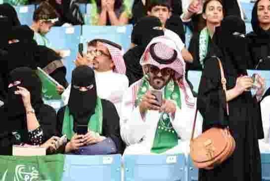 تماشياً مع علمانية ابن سلمان قريباً دخول النساء للملاعب