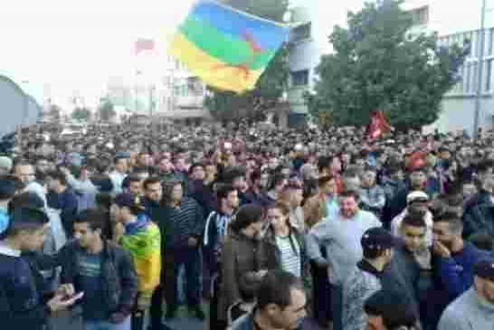 آلاف المغاربة يتظاهرون بالدار البيضاء للمطالبة بإطلاق سراح نشطاء حراك الريف