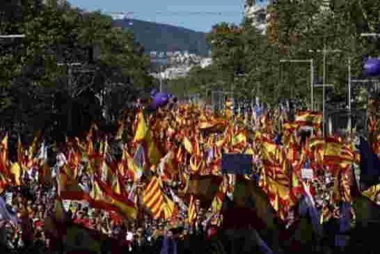 آلاف الاسبان يتظاهرون في برشلونة رفضا لاستقلال كاتالونيا