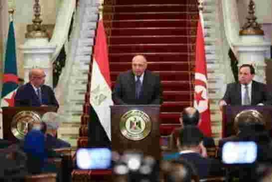 وزراء خارجية مصر وتونس والجزائر يحثون الليبيين إلى حل سلمي