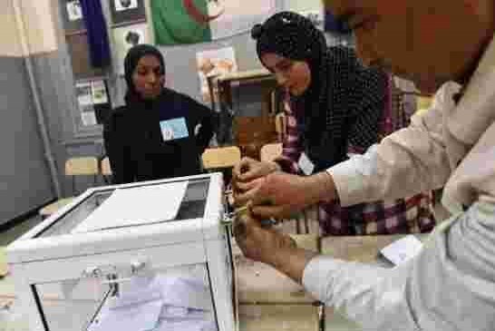 الجزائريون يصوتون في انتخابات محلية بلا رهانات
