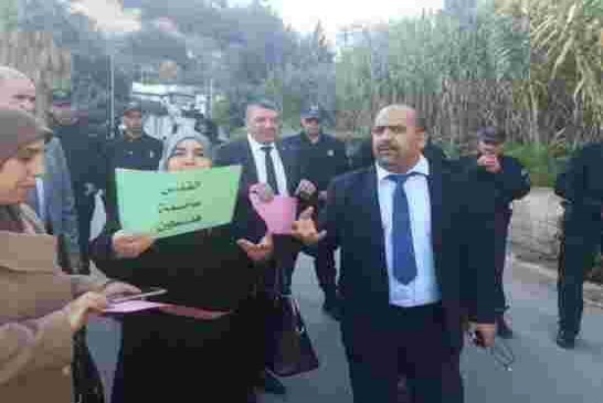 الجزائر تنتصر لإسرائيل وتمنع نواب البرلمان من الإحتجاج أمام السفارة الأمريكية