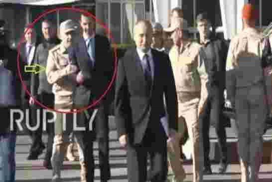 شاهد كيف يعامل الروس ‫بشار الأسد‬ ويهان في بلده... ضابط الروسي يمنع بشار الاسد من اللحاق بالرئيس بوت