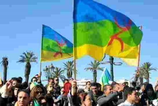 استمرار الاحتجاجات القبائليين في الجزائر بسبب قضية تطوير الأمازيغية