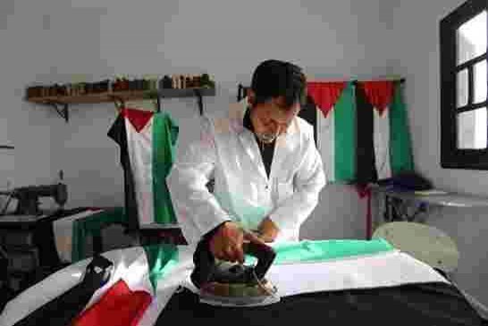 مبادرة طيبة: تونسي يحول ورشته لصناعة أعلام فلسطين وتوزيعها مجانا على المدارس