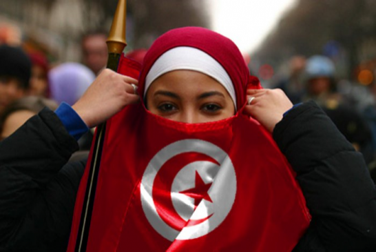 الإعلامية الجزائرية آنيا الأفندي تضامنا مع تونس ضد الإمارات: “تونس لا تملك ناطحات سحاب ولكنها تملك ه