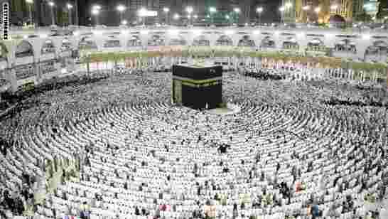 وكأن الأماكن المقدسة  ملكية خاصة ورتوه عن أجدادهم...السعودية ترحل معتمرين قطريين من مطار جدة وتعيدهم
