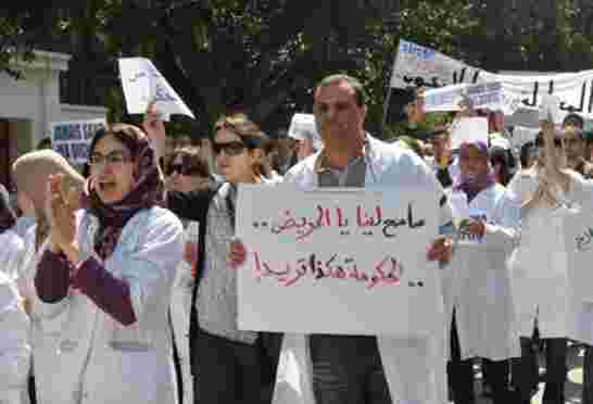 اتساع رقعة احتجاجات الأطباء في الجزائر لإلغاء الخدمة المدنية والخدمة العسكرية