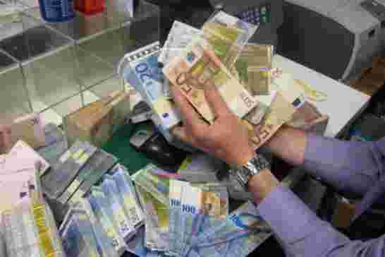 الدينار ينهار أمام «الأورو» في سوق الصرف الرسمية