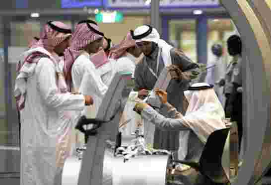 توطين الوظائف يحجز 12 مهنة جديدة للسعوديين