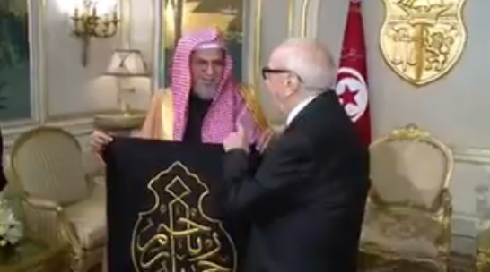 إمام المسجد الحرام يهدي “السبسي” قطعة من كسوة الكعبة تثميناً لجهوده في محاربة الإسلام!