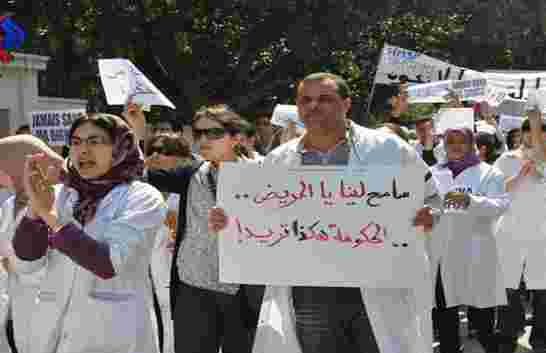 أطباء الجزائر يردون على أويحيى بعد تلويحه باستخدام قوة القانون «لسنا خائفين»