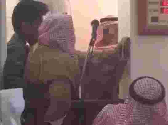 مادا يحدث في السعودية... إنزال خطيب مسجد من على المنبر بالقوة واعتقاله