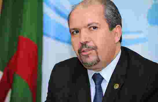 هالحماق تاع الصح... محمد عيسى يقترح إرسال أئمة إلى مدرجات الملاعب للحد من العنف!