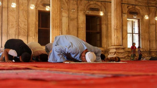 نظام السيسي يستقبل “رمضان” بإغلاق 25 ألف زاوية ومسجد واستبعاد مئات الأئمة