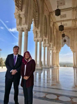 ارتداء زوجة السفير الأمريكي في الجزائر الحجاب يثير الجدل بعد نشرها هذه الصّور