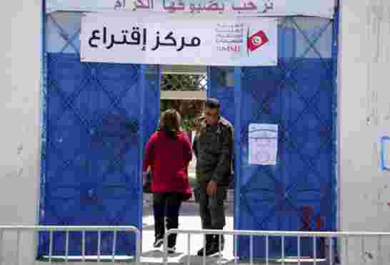 التونسيون يعاقبون السياسيين بصناديق الاقتراع