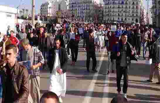 شكل جديد للاحتجاج في الجزائر يثير قلق الحكومة ويربك حساب دولة الكوكايين