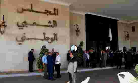 إغلاق أبواب البرلمان الجزائري بأقفال وسلاسل حديدية