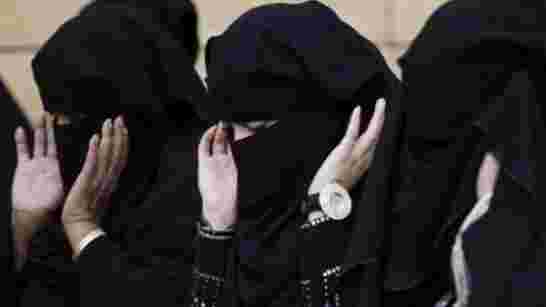 أكبر تجمع لعلماء الجزائر يتساءلون “ما الداعي إلى إثارة الموضوع المنقبات في هذا الوقت بالضبط؟