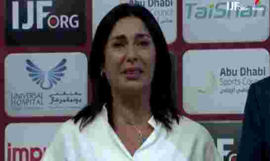 وزيرة الرياضة الإسرائيلية تبكي اثناء اداء النشيد الوطني في خمارة أبو ظبي أثناء بطولة عالمية للجودو