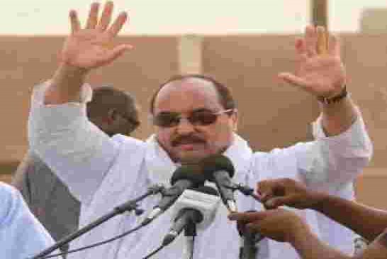 تمسك الرئيس الموريتاني محمد ولد عبد العزيز بالتناوب المنصوص عليه في الدستور يربك أنصاره وخصومه