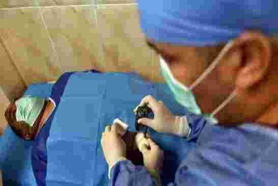 فرنسا تستفيد من خدمة 15 ألف طبيب جزائري