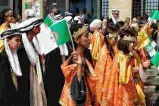للمحافظة على الاتصال المنتظم مع الجالية قافلة ثقافية جزائرية في عدة مدن فرنسية