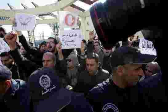 إطلاق سراح الصحفيين المعتقلين خلال الوقفة الاحتجاجية في الجزائر