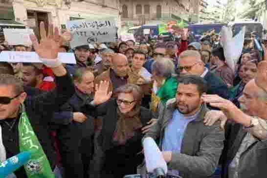 جميلة بوحيرد تتقدم ثورة الشعب الجزائري االرافض لبوتفليقة وجنرالات الكوكايين رغم القنابل المسيلة للدم