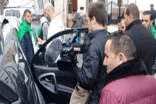 طرد طاقم قناة “TF1” من طرف المتظاهرين من ساحه البريد المركزي