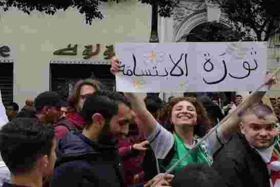 حرص الجزائريين على النظافة خلال الحراك صورة حضارية يُثير إعجاب العالم